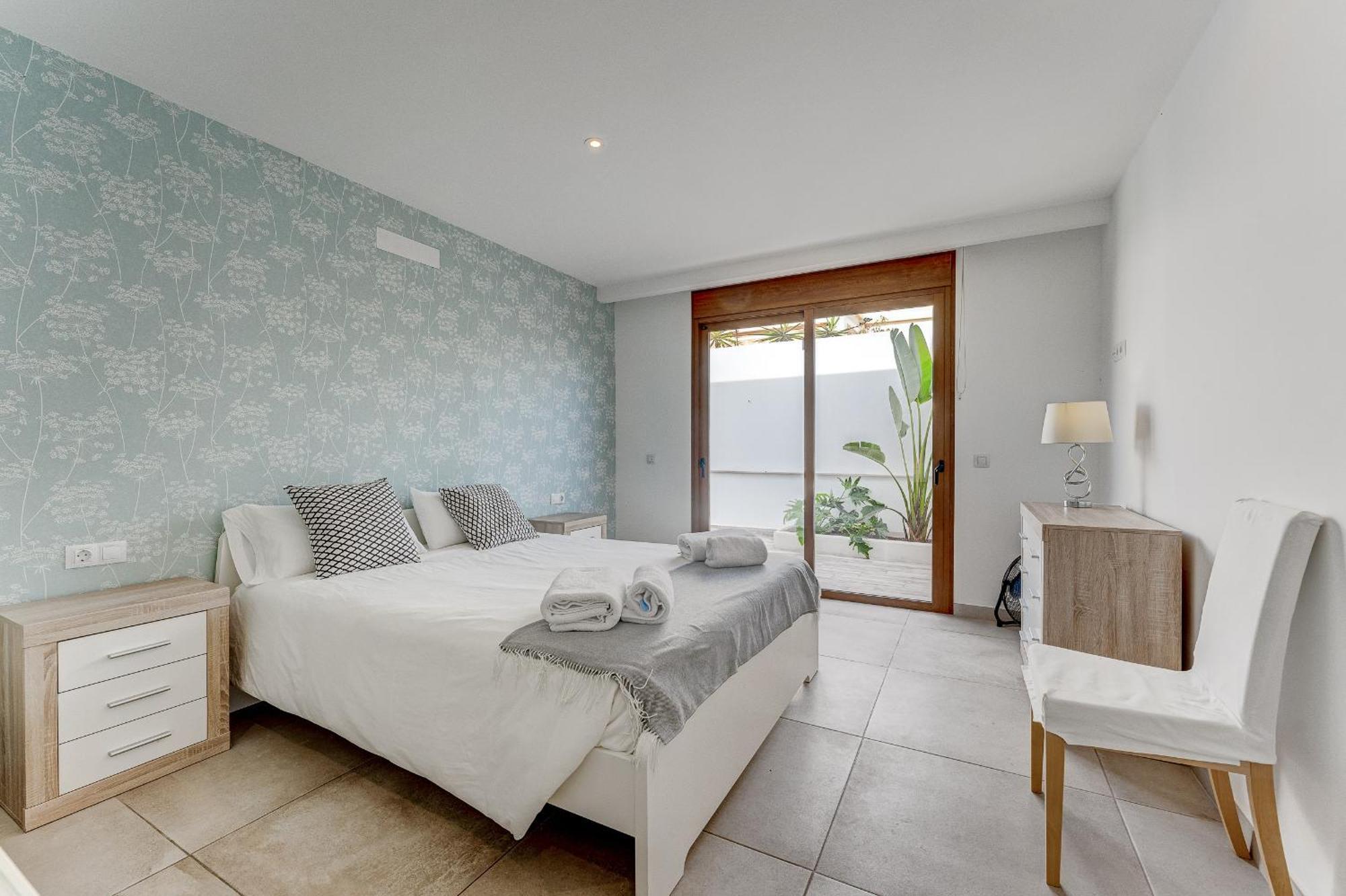 Fabulous Contemporary 5 Bedroom With Private Heated Pool, Sleeps Max 13 Villa Callao Salvaje
