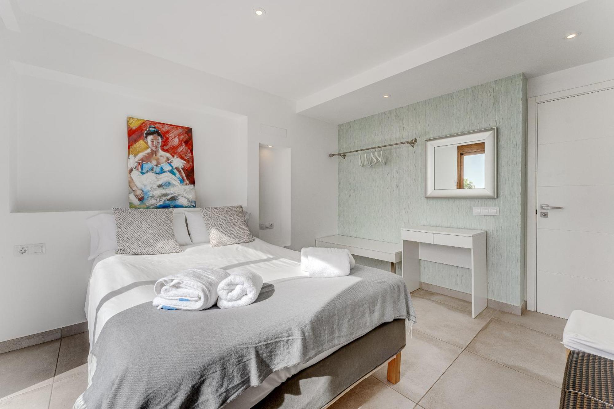 Fabulous Contemporary 5 Bedroom With Private Heated Pool, Sleeps Max 13 *
