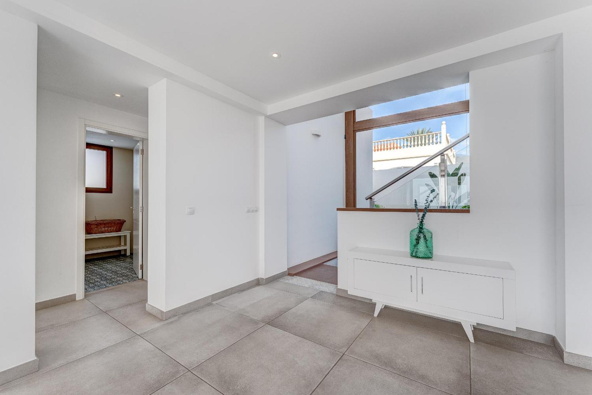 Fabulous Contemporary 5 Bedroom With Private Heated Pool, Sleeps Max 13 Villa