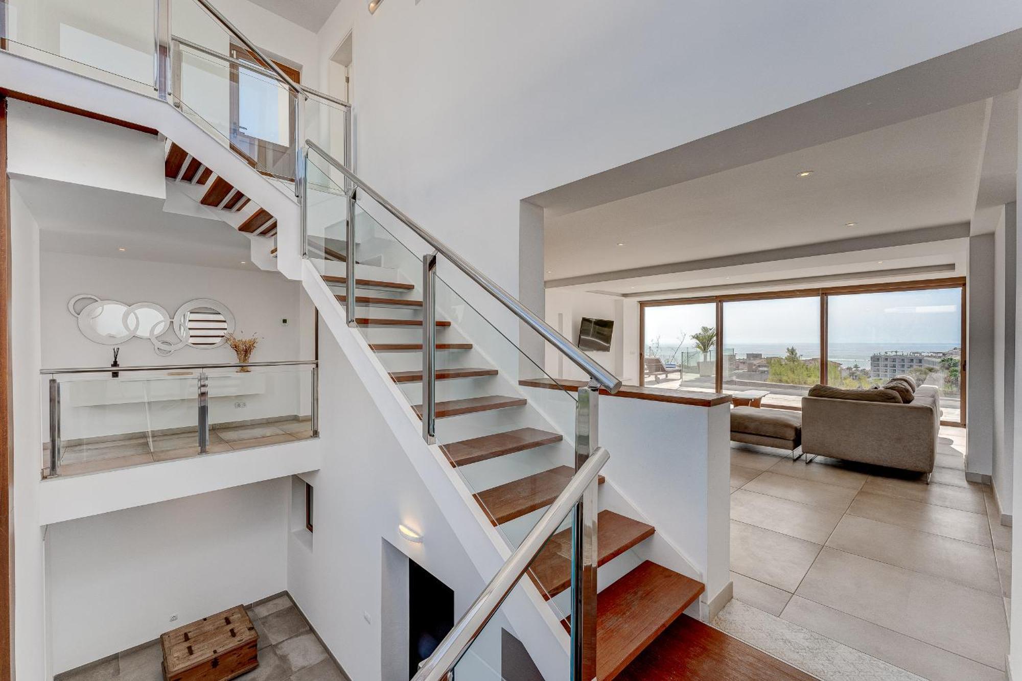 Villa Fabulous Contemporary 5 Bedroom With Private Heated Pool, Sleeps Max 13 *