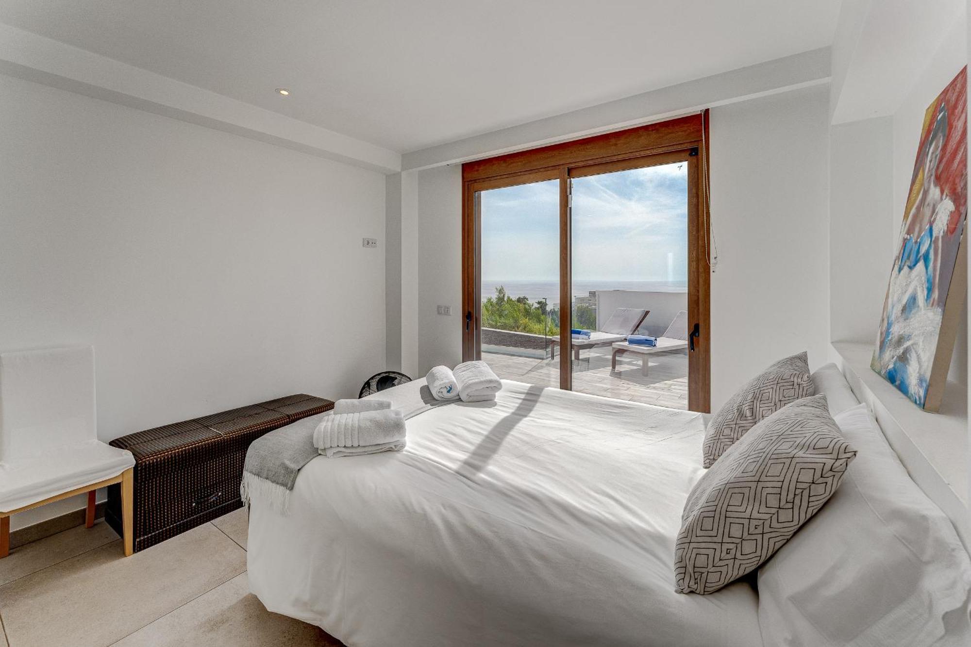 Fabulous Contemporary 5 Bedroom With Private Heated Pool, Sleeps Max 13 *