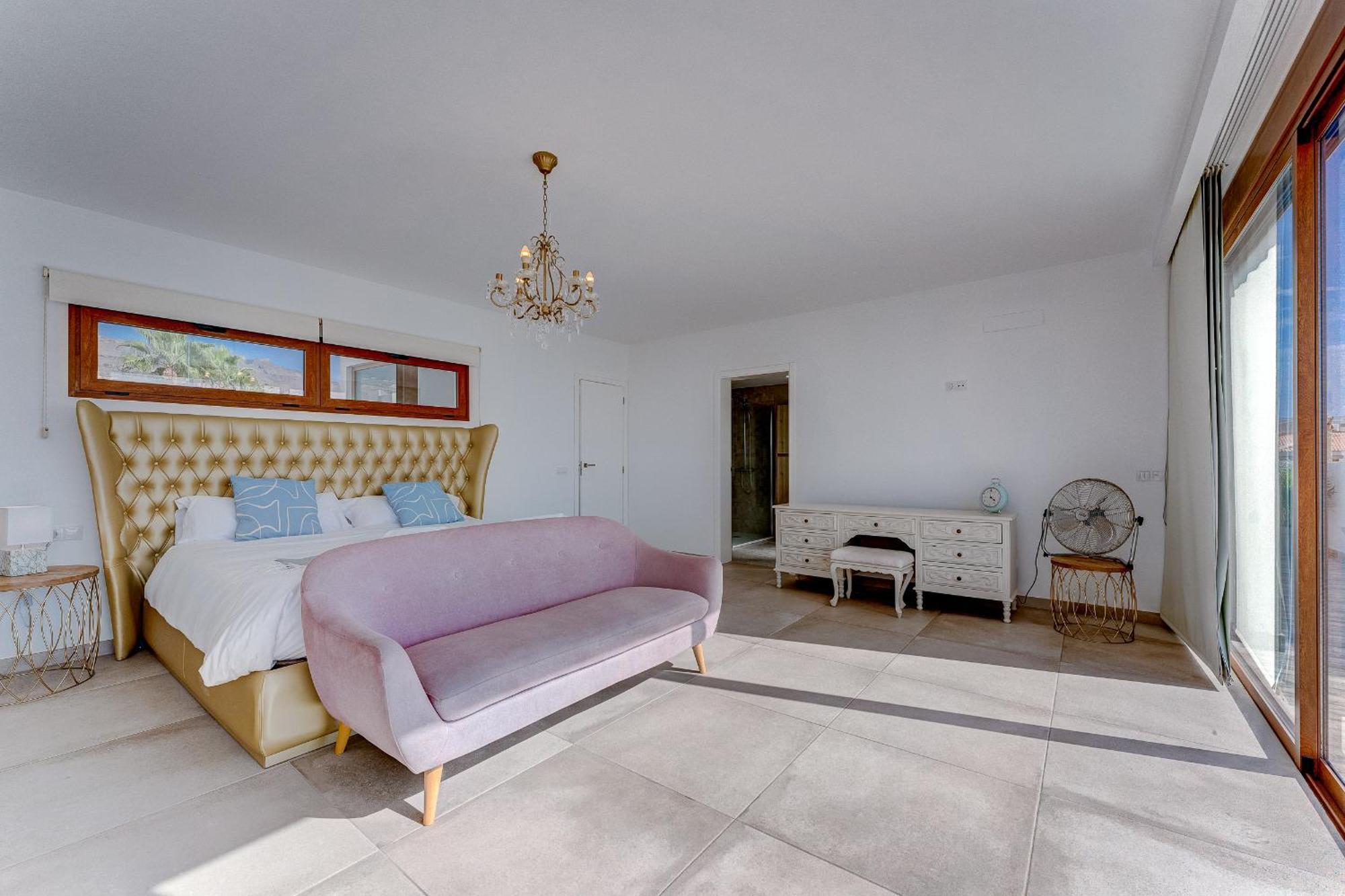 Fabulous Contemporary 5 Bedroom With Private Heated Pool, Sleeps Max 13 * Callao Salvaje