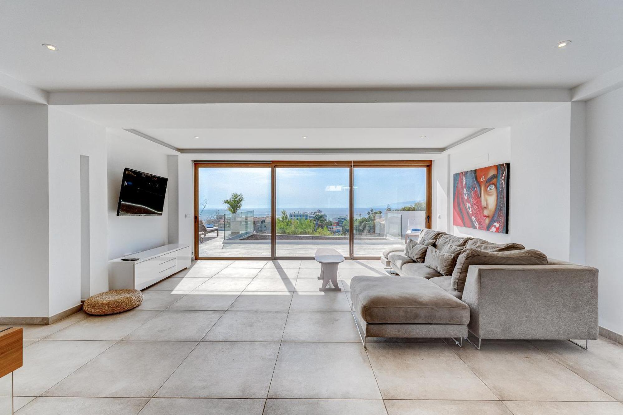 Fabulous Contemporary 5 Bedroom With Private Heated Pool, Sleeps Max 13 *