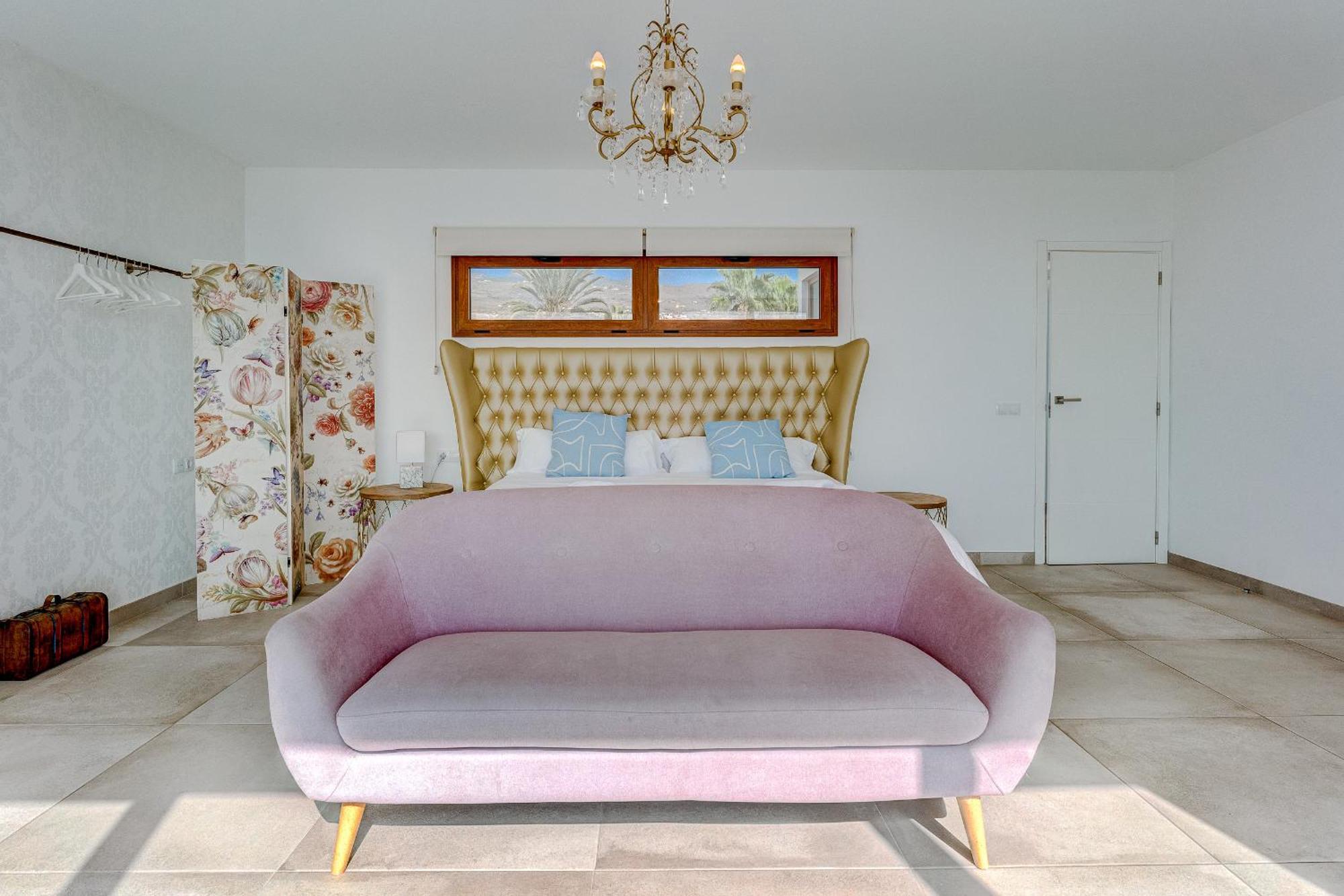 Villa Fabulous Contemporary 5 Bedroom With Private Heated Pool, Sleeps Max 13 *