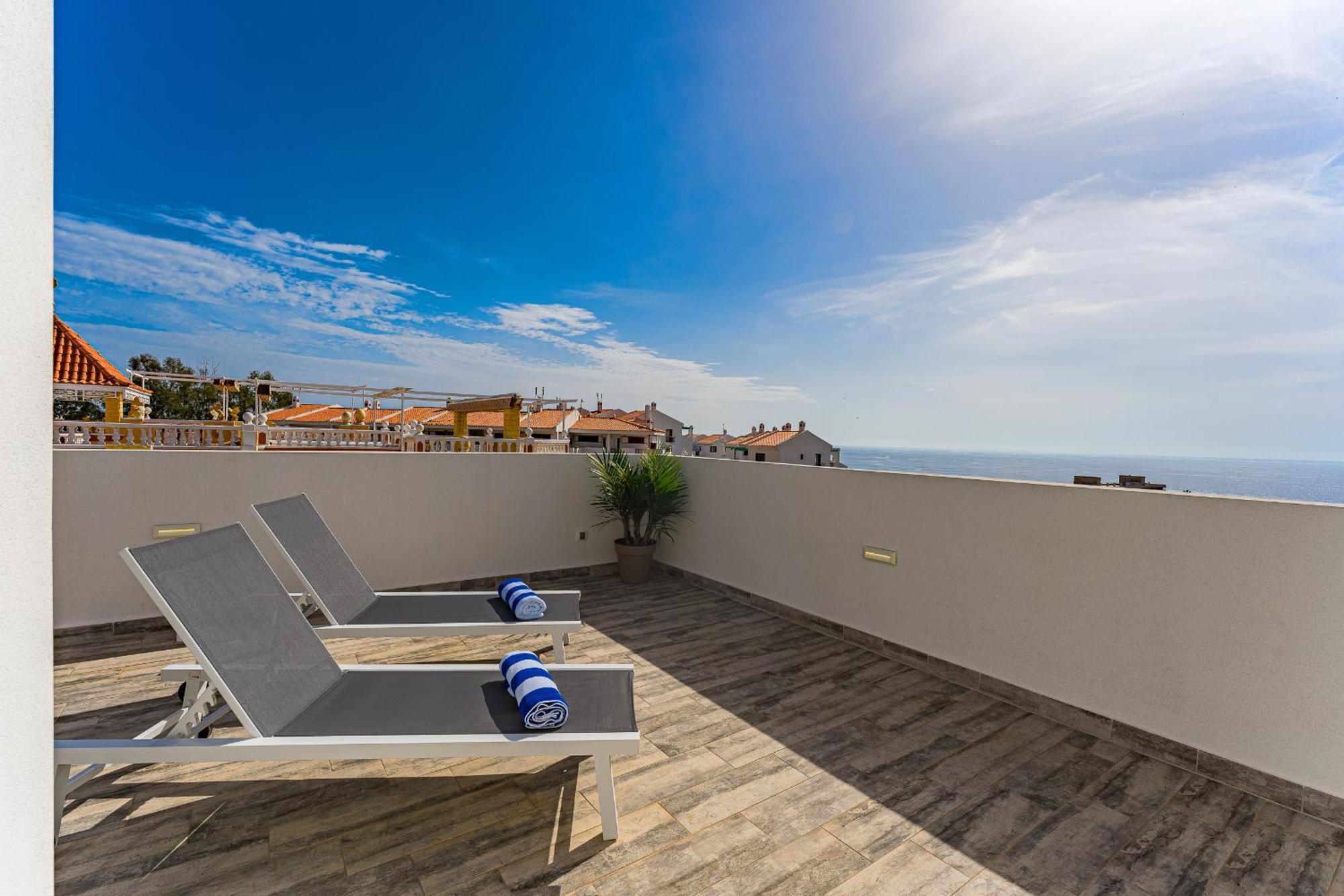 Fabulous Contemporary 5 Bedroom With Private Heated Pool, Sleeps Max 13 Villa Callao Salvaje