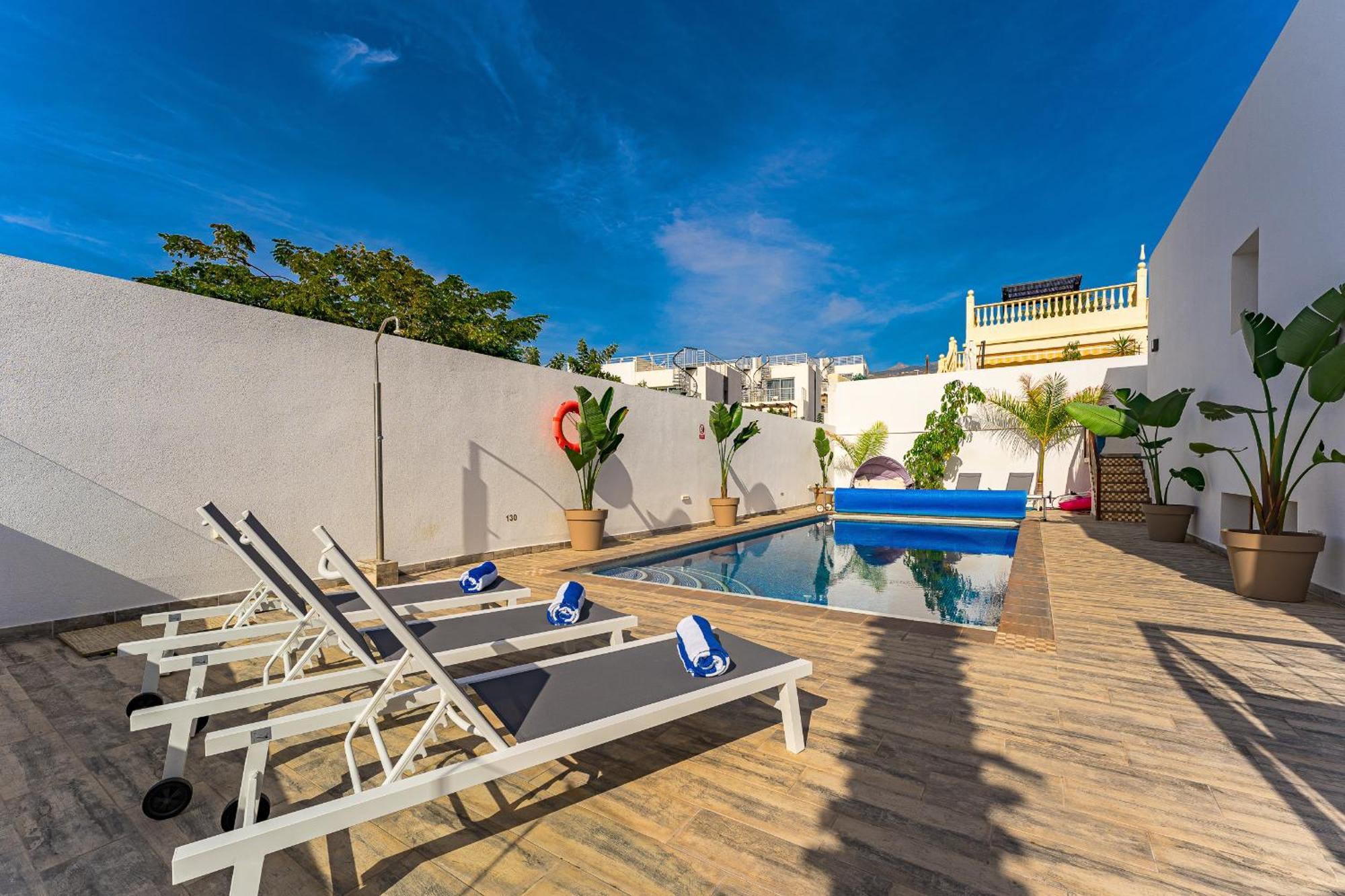 Fabulous Contemporary 5 Bedroom With Private Heated Pool, Sleeps Max 13 Villa *