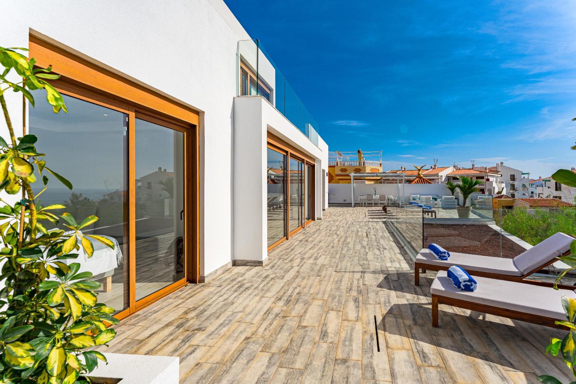 Fabulous Contemporary 5 Bedroom With Private Heated Pool, Sleeps Max 13 Villa