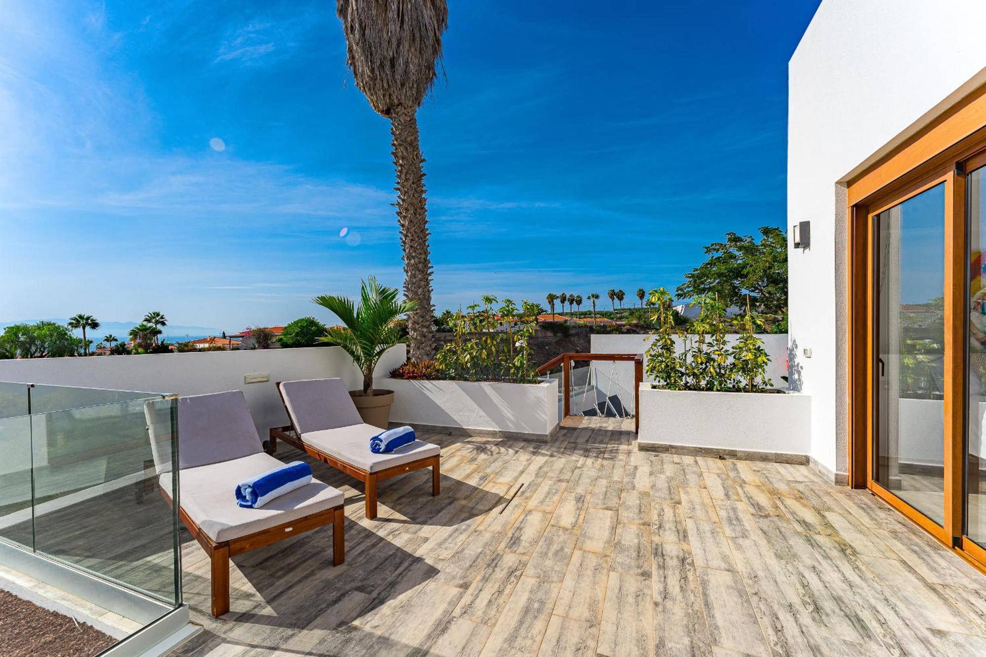 Fabulous Contemporary 5 Bedroom With Private Heated Pool, Sleeps Max 13 Villa *