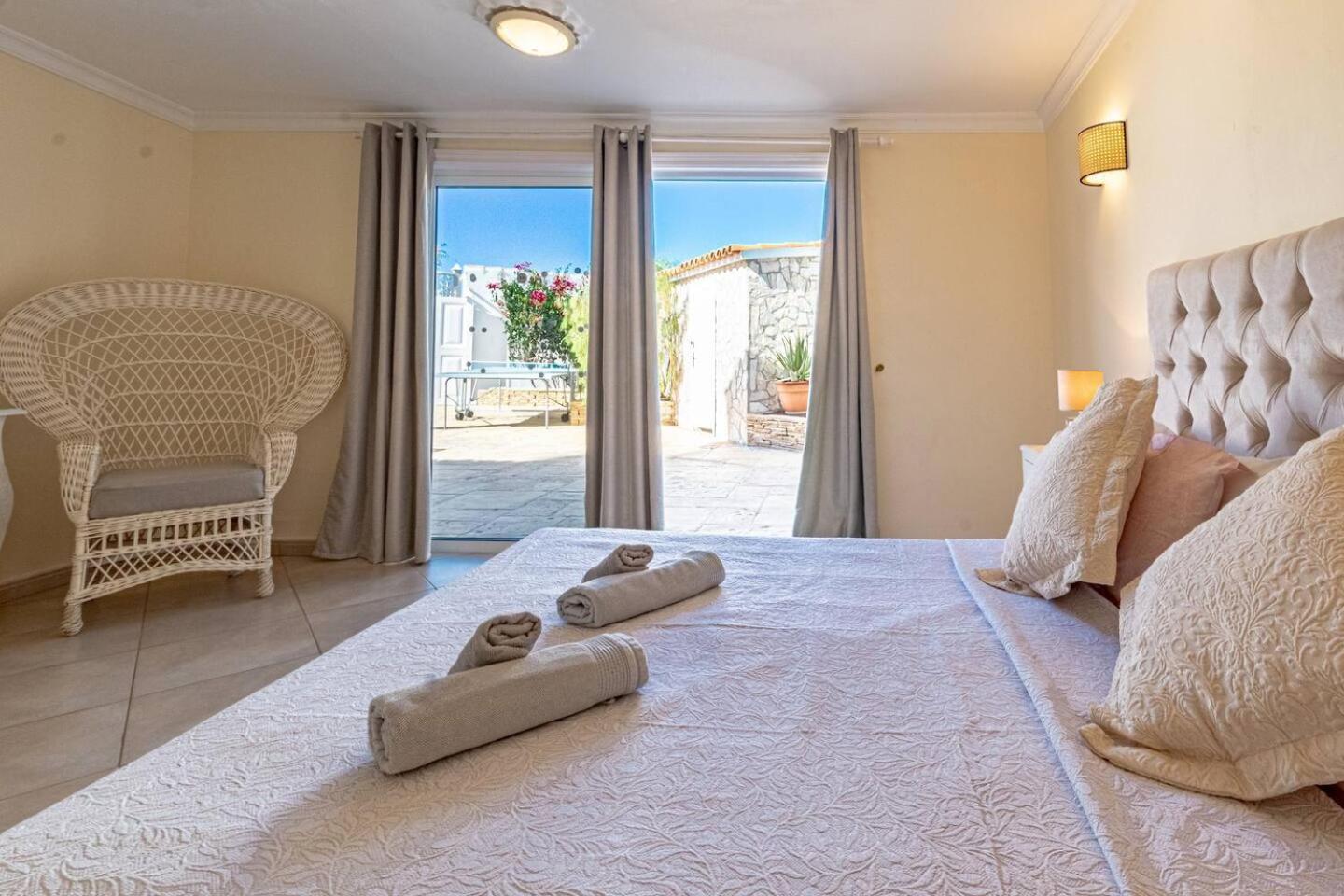 Victoria With Heated Pool Villa