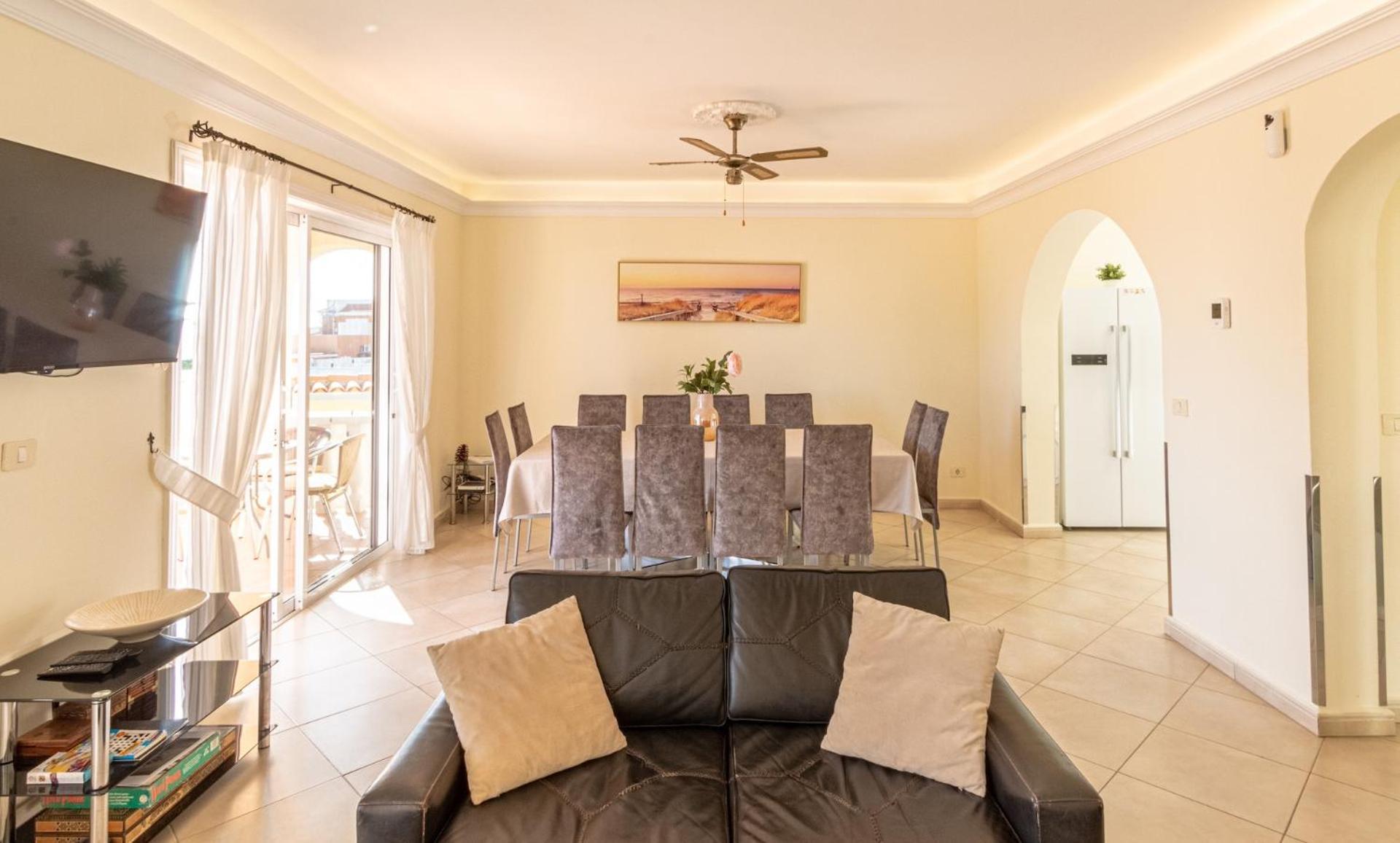 Victoria With Heated Pool Villa *
