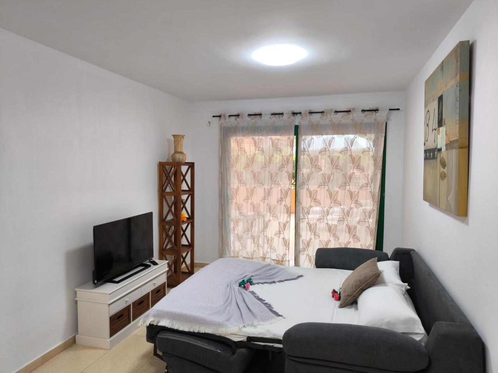 Vivienda Con Piscina En El *