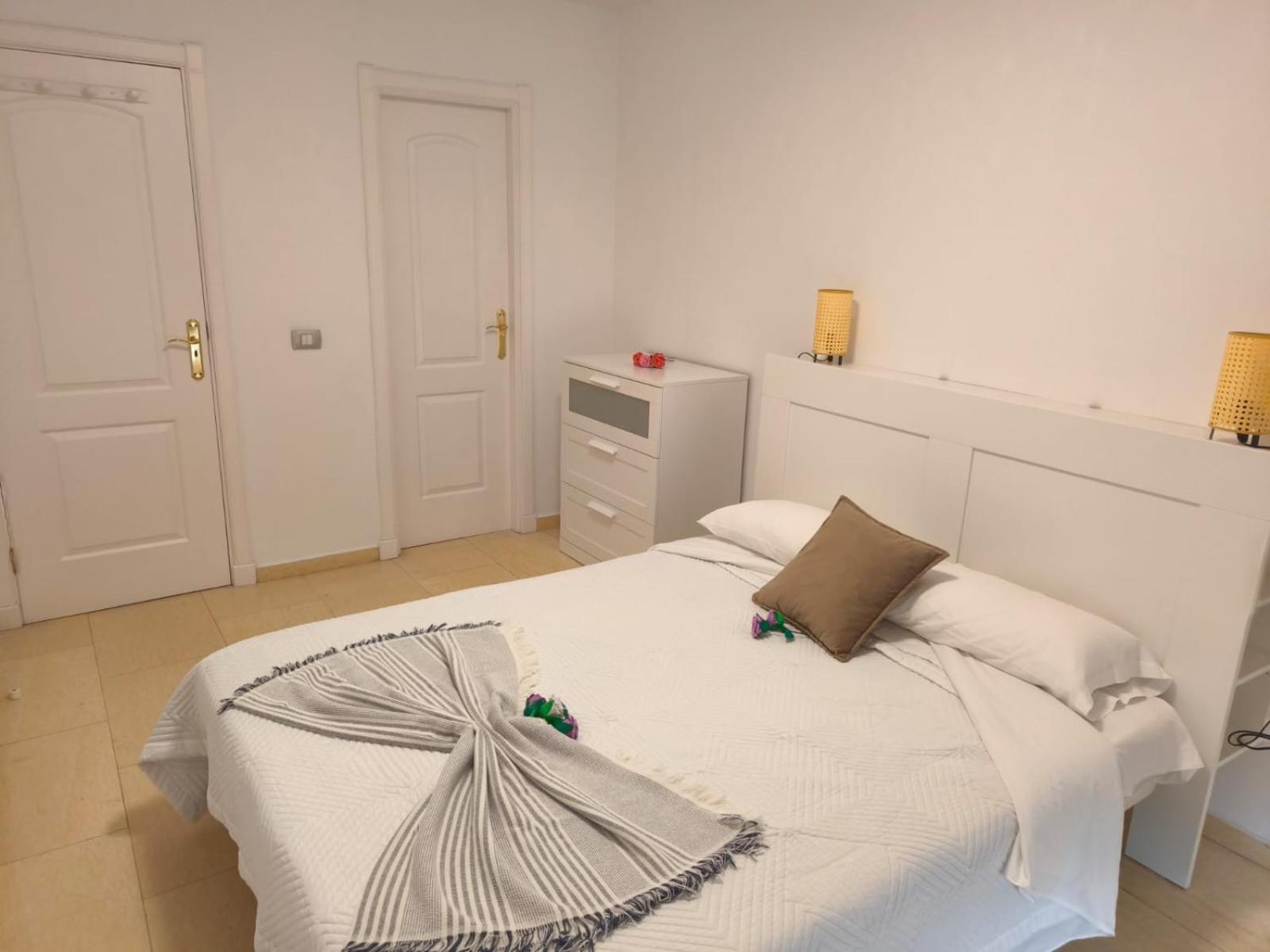Vivienda Con Piscina En El *