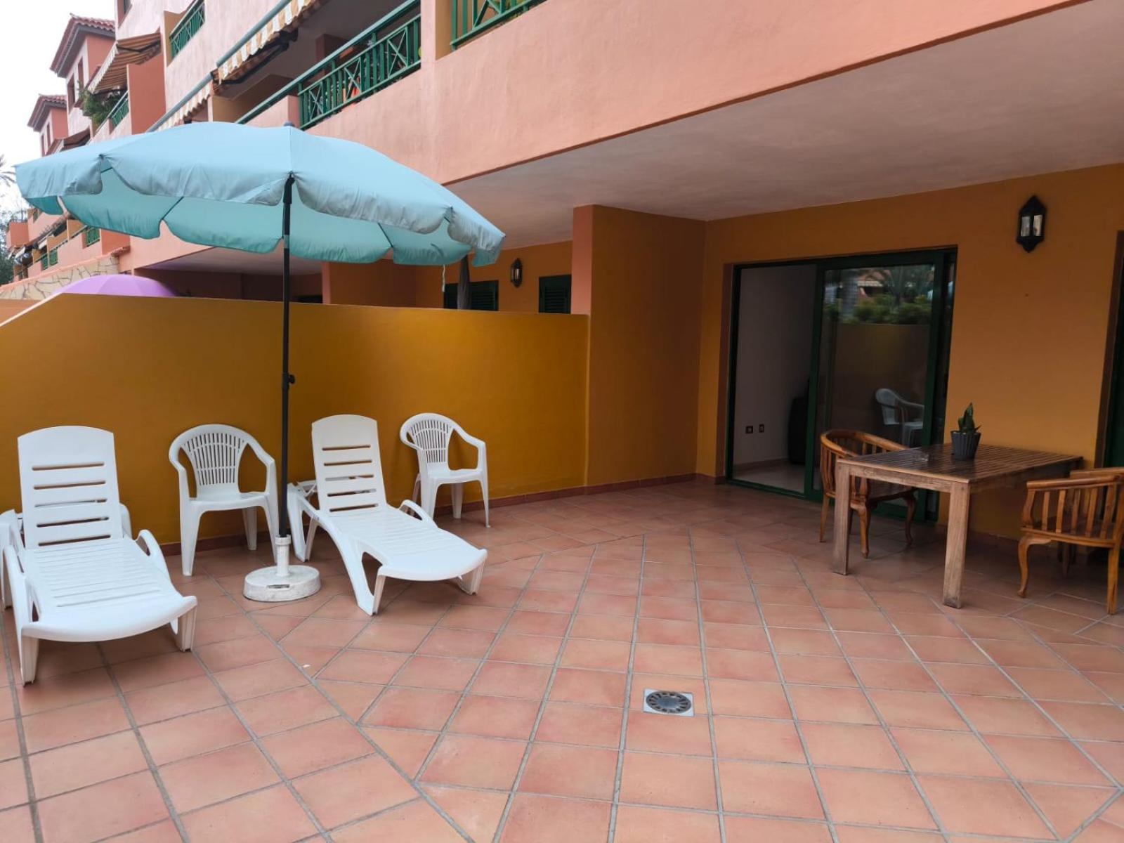 Vivienda Con Piscina En El *