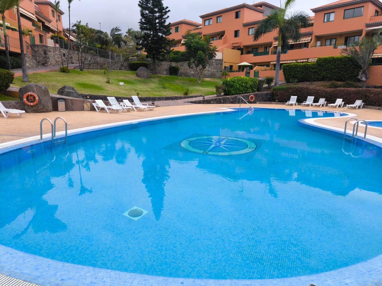 Vivienda Con Piscina En El *