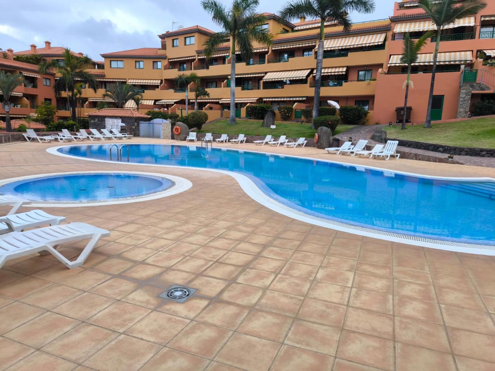 Vivienda Con Piscina En El Apartment
