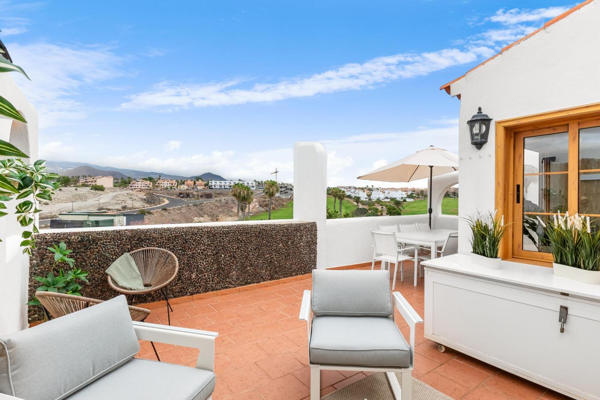 Beautiful 4 Bedroom House With Phenomenal Golf And Mountain Views *