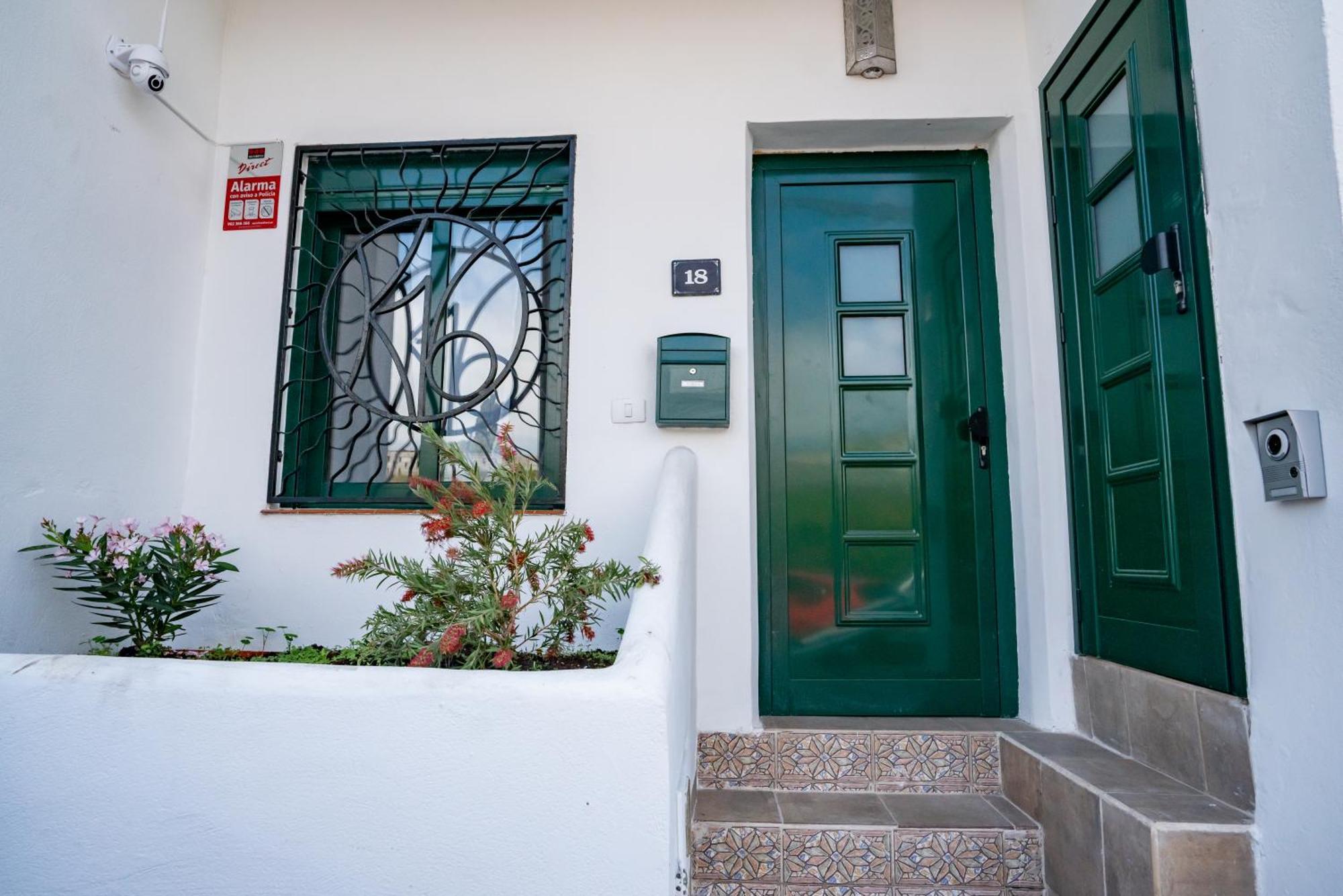 Casa Julio - Complete Coastal Retreat - Entire - 3 Min Walk From The Ocean - Shared Entrance With Host
