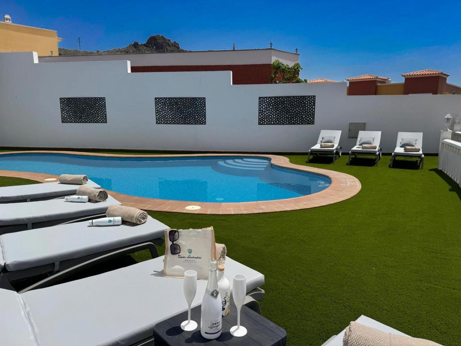 Amorio A Spacious Modern Getaway With A Private Heated Pool & Sea Views Villa